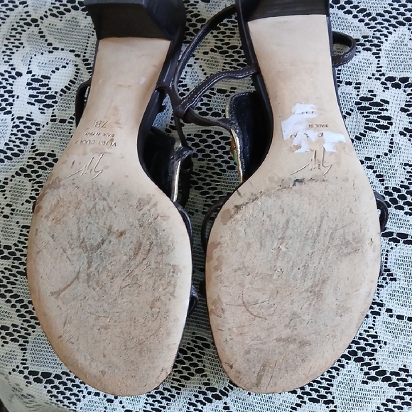 Giuseppe Zanotti Black and Cream Sandals with T-Strap Design - Picture 5 of 10